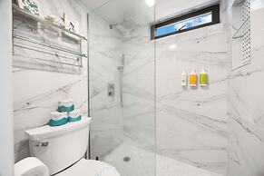 Premium Remodeled Condo with Ocean View and Parking