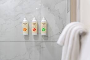 Premium Remodeled Condo with Ocean View and Parking