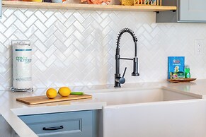 Premium Remodeled Condo with Ocean View and Parking