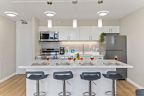 Premium Remodeled Condo with Ocean View and Parking