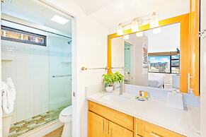 Premium Remodeled Condo with Ocean View and Parking