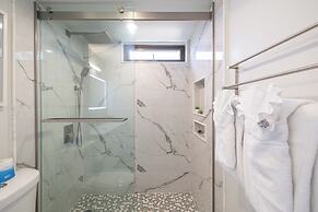 Premium Remodeled Condo with Ocean View and Parking