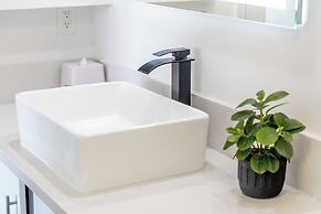 Premium Remodeled Condo with Ocean View and Parking