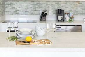 Premium Remodeled Condo with Ocean View and Parking