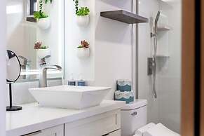 Premium Remodeled Condo with Ocean View and Parking