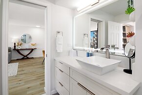 Premium Remodeled Condo with Ocean View and Parking