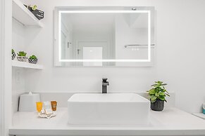 Premium Remodeled Condo with Ocean View and Parking