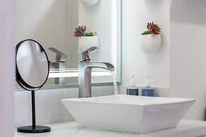 Premium Remodeled Condo with Ocean View and Parking