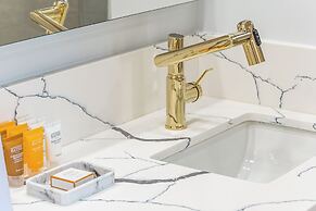 Premium Remodeled Condo with Ocean View and Parking