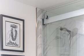 Premium Remodeled Condo with Ocean View and Parking