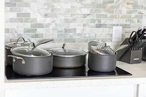 Premium Remodeled Condo with Ocean View and Parking