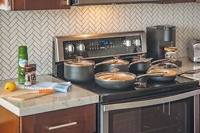 Premium Remodeled Condo with Ocean View and Parking