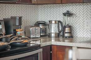 Premium Remodeled Condo with Ocean View and Parking