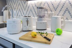 Premium Remodeled Condo with Ocean View and Parking