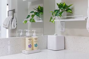 Premium Remodeled Condo with Ocean View and Parking