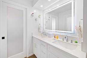 Premium Remodeled Condo with Ocean View and Parking