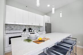 Premium Remodeled Condo with Ocean View and Parking