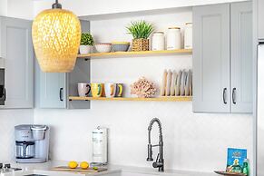 Premium Remodeled Condo with Ocean View and Parking