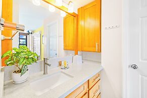 Premium Remodeled Condo with Ocean View and Parking