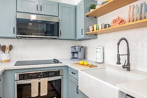 Premium Remodeled Condo with Ocean View and Parking