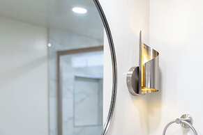 Premium Remodeled Condo with Ocean View and Parking