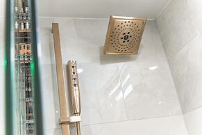 Premium Remodeled Condo with Ocean View and Parking