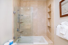 Premium Remodeled Condo with Ocean View and Parking