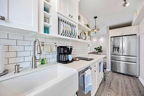 Premium Remodeled Condo with Ocean View and Parking