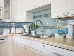 Premium Remodeled Condo with Ocean View and Parking