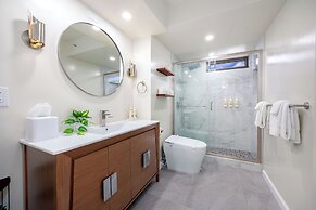 Premium Remodeled Condo with Ocean View and Parking