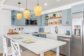 Premium Remodeled Condo with Ocean View and Parking