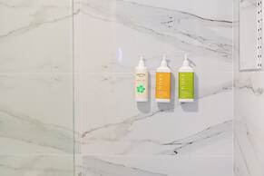 Premium Remodeled Condo with Ocean View and Parking