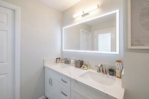 Premium Remodeled Condo with Ocean View and Parking