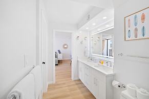 Premium Remodeled Condo with Ocean View and Parking