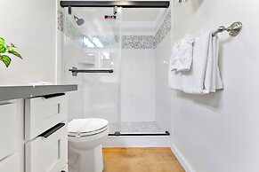 Premium Remodeled Condo with Ocean View and Parking