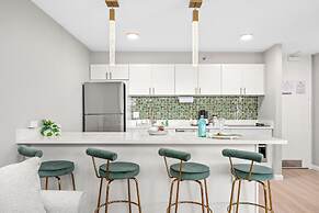 Mountain View Condo with 2 Double Beds and Parking