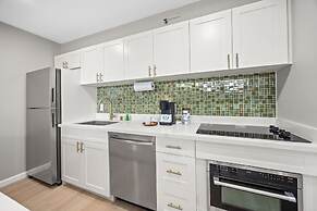 Mountain View Condo with 2 Double Beds and Parking