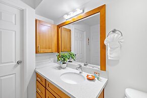 Ocean View Condo with King or Queen Bed and Parking