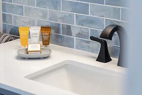 Ocean View Condo with King or Queen Bed and Parking