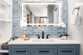 Ocean View Condo with King or Queen Bed and Parking