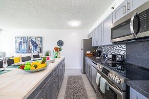 Ocean View Condo with King or Queen Bed and Parking