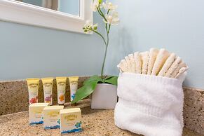 Ocean View Condo with King or Queen Bed and Parking