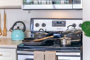 Ocean View Condo with King or Queen Bed and Parking