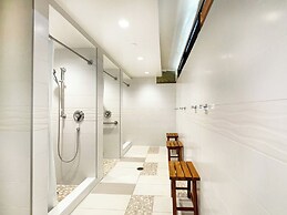 Ocean View Condo with King or Queen Bed and Parking