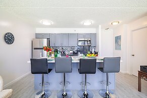 Ocean View Condo with King or Queen Bed and Parking