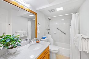 Ocean View Condo with King or Queen Bed and Parking