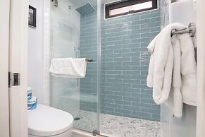 Ocean View Condo with King or Queen Bed and Parking