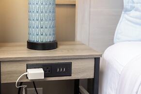 Ocean View Condo with King or Queen Bed and Parking