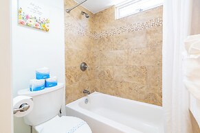 Ocean View Condo with King or Queen Bed and Parking