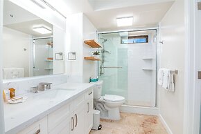 Ocean View Condo with King or Queen Bed and Parking